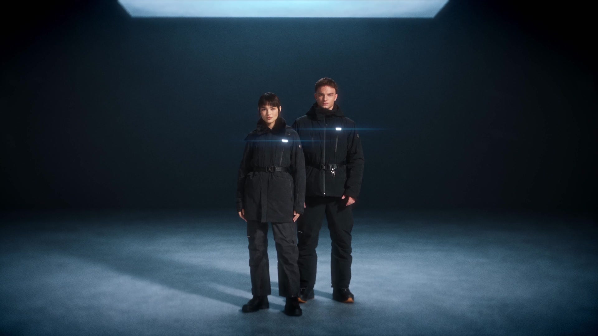 冷色棚景中的 Ultra Coat 與 Ultra Jacket 黑色穿搭