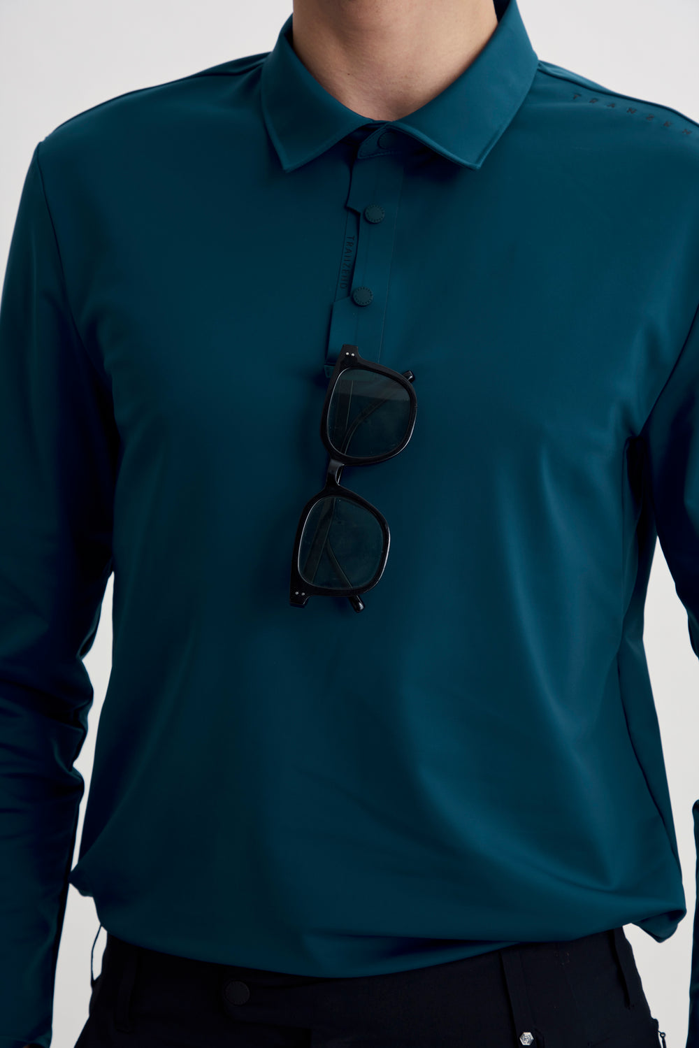 AW26 Golf 男款釘釦長袖 Polo 孔雀藍第二角度