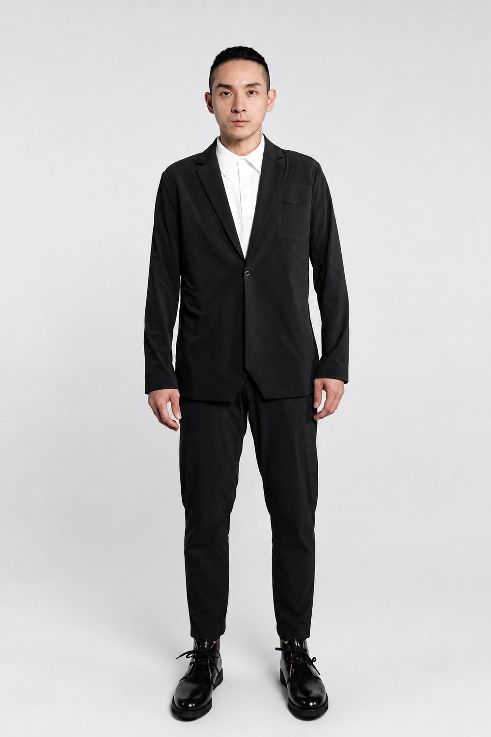 Ultra Suit AERO 經典黑男款西裝正面，中性棚拍修圖
