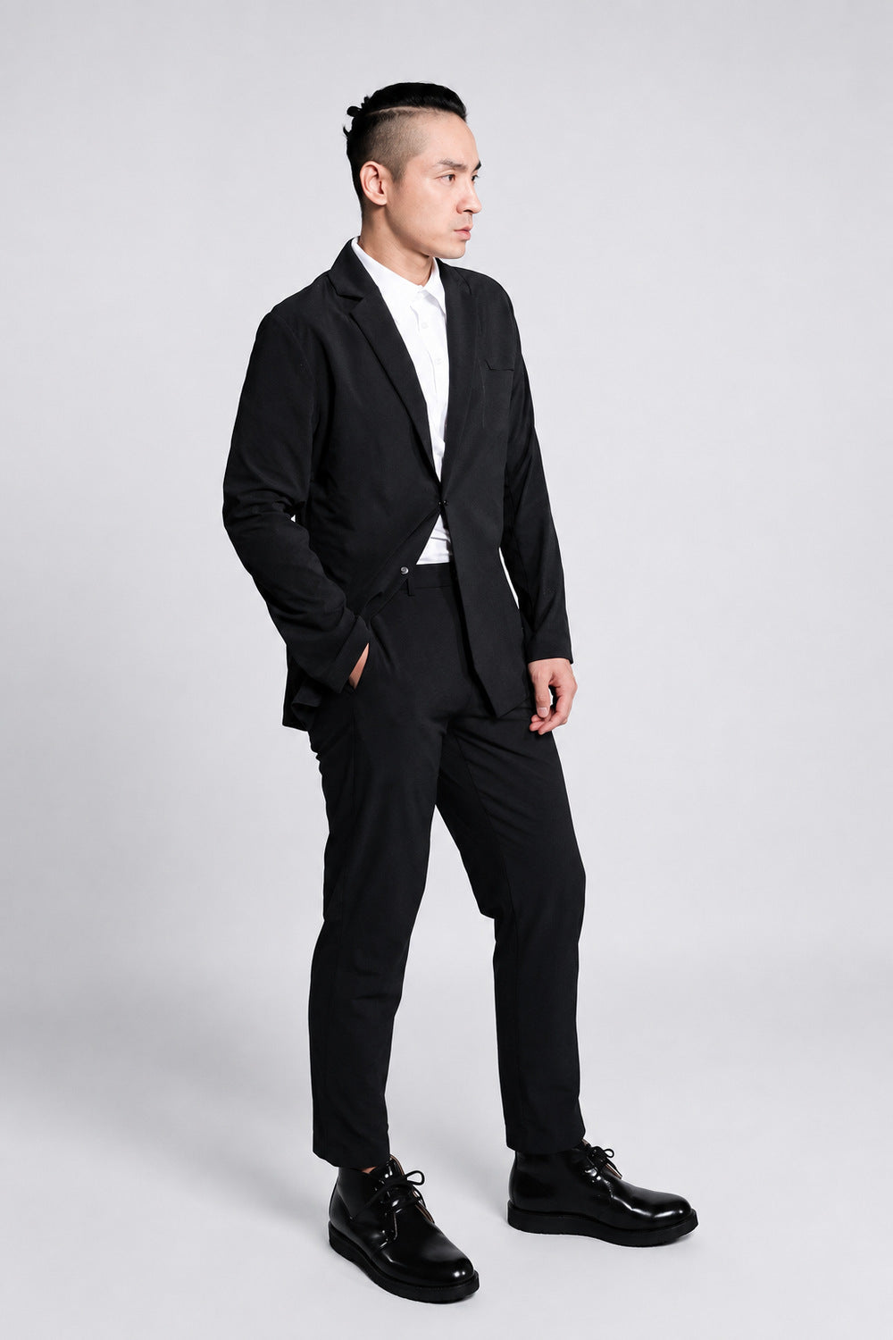 Ultra Suit AERO 經典黑男款西裝側面，中性棚拍修圖