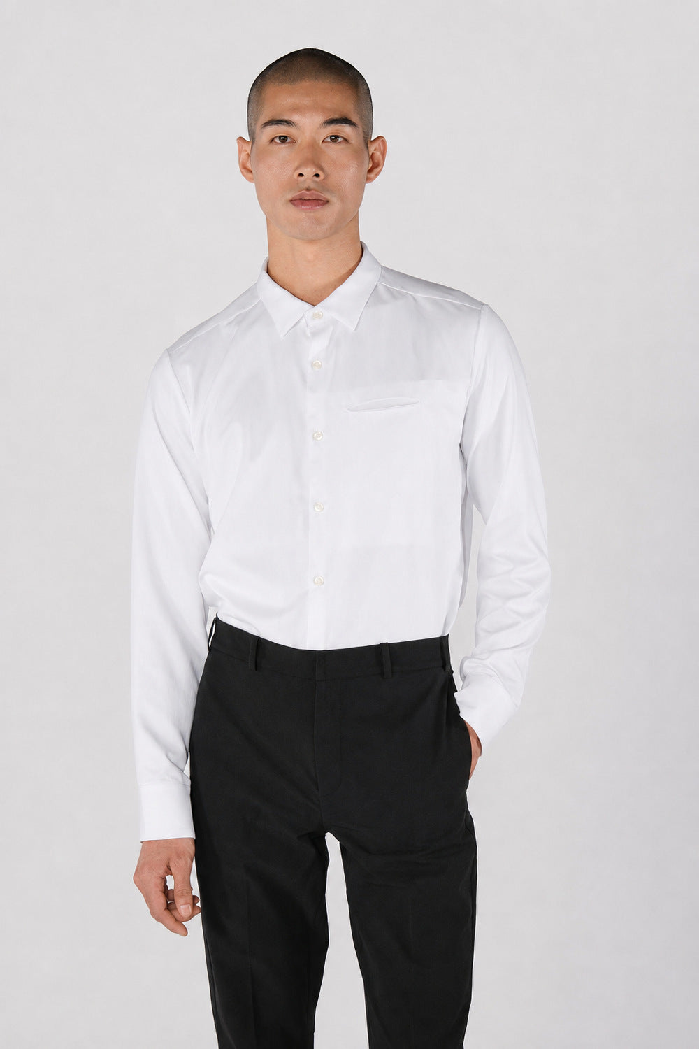 Ultra Shirt Air 男款白色襯衫，中性棚拍修圖