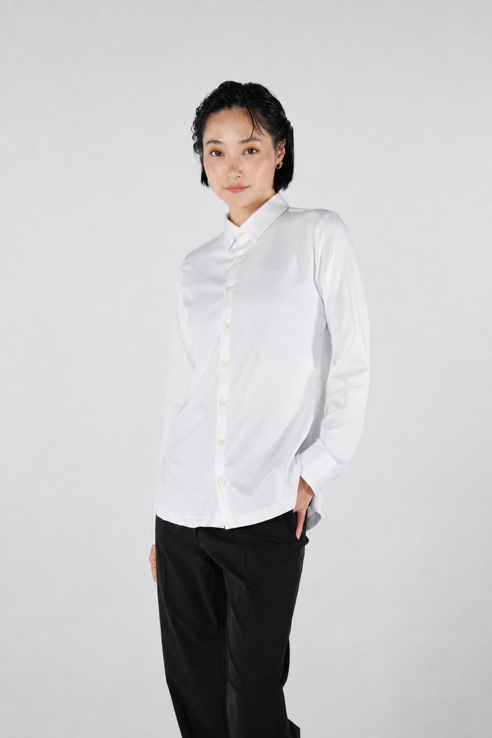 Ultra Shirt Air 女款白色襯衫，中性棚拍修圖