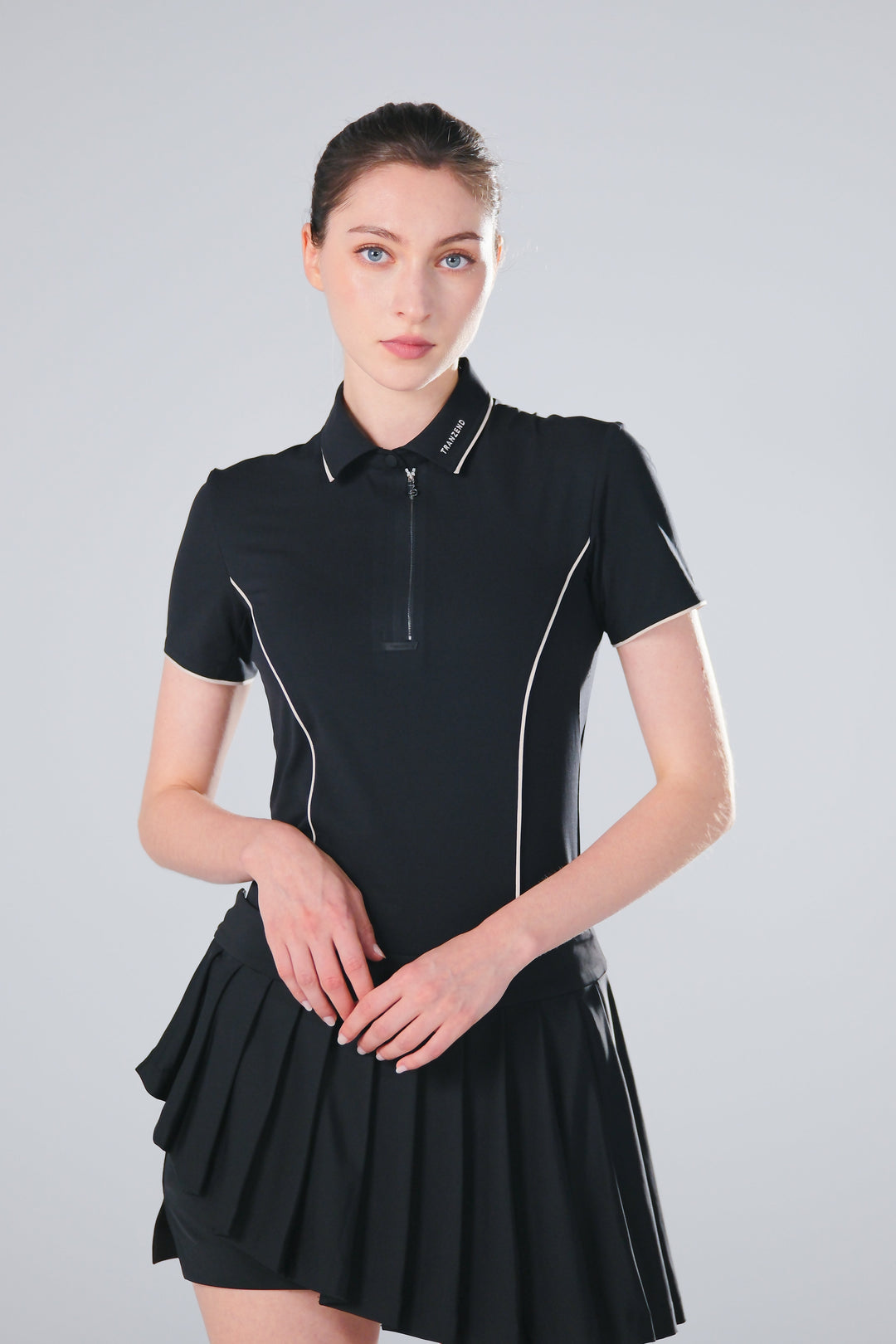 TRANZEND 女款快乾拉鍊Polo衫經典黑正面穿著