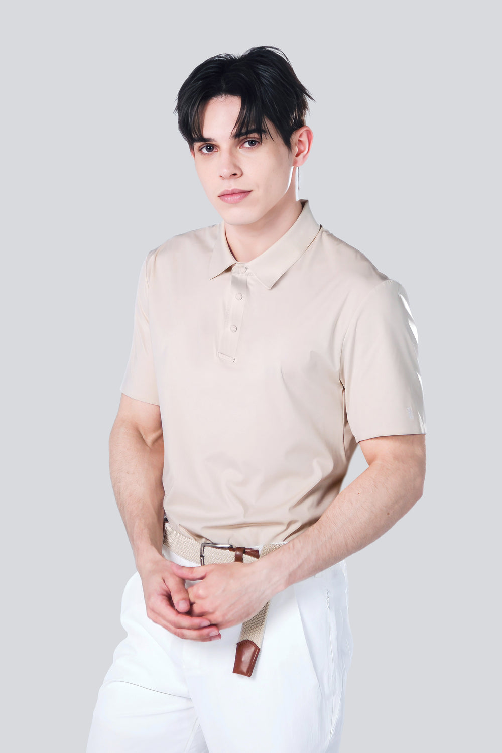 TRANZEND 男款冰感釘釦Polo衫卡其色正面穿著