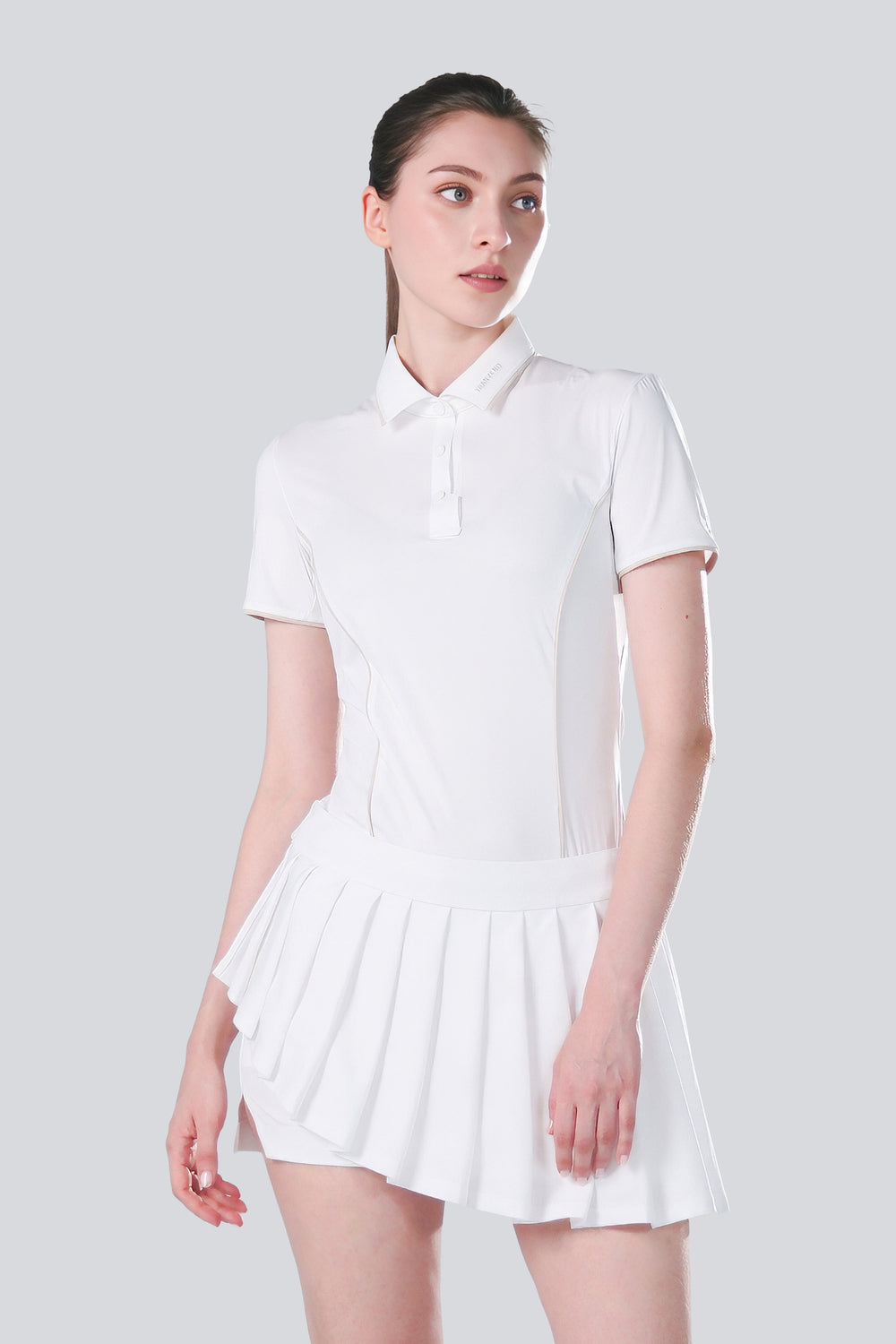 TRANZEND 女款冰感釘釦Polo衫經典白正面穿著