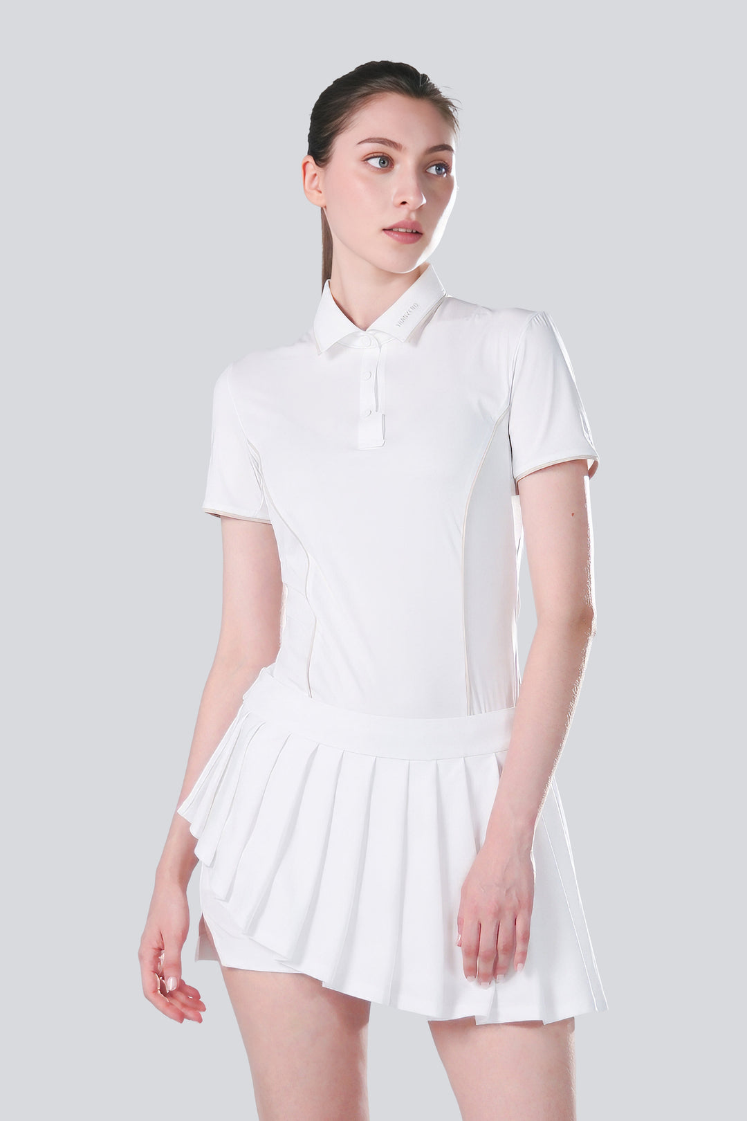 TRANZEND 女款冰感釘釦Polo衫經典白正面穿著