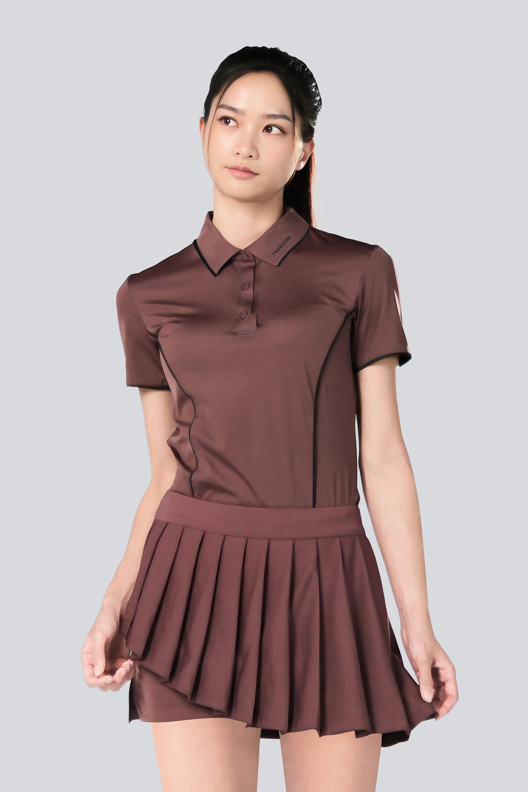 TRANZEND 女款冰感釘釦Polo衫土星棕正面穿著