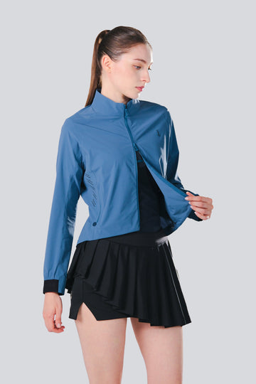 TRANZEND 女款冰感彈力外套冰河藍正面穿著