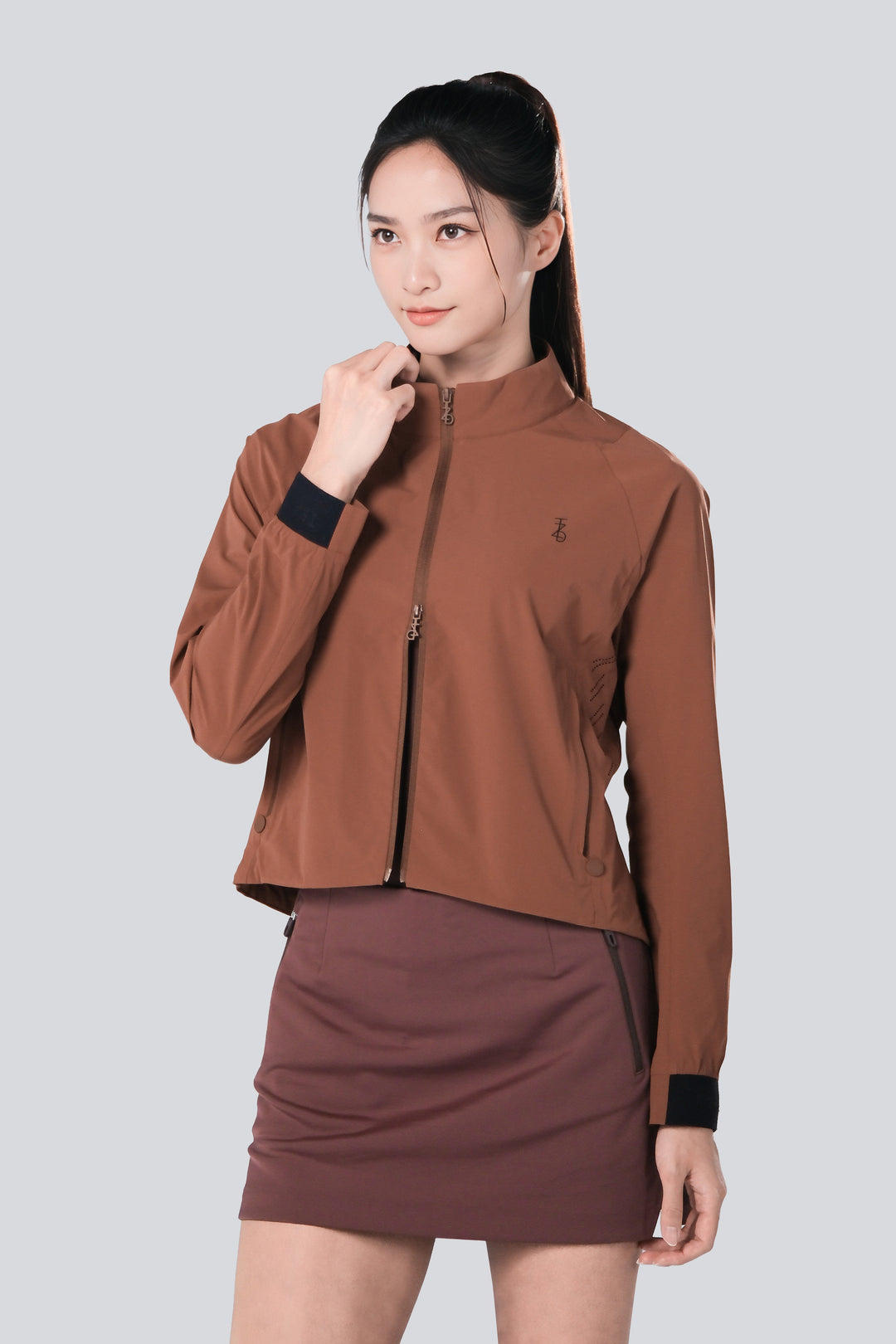 TRANZEND 女款冰感彈力外套土星棕正面穿著