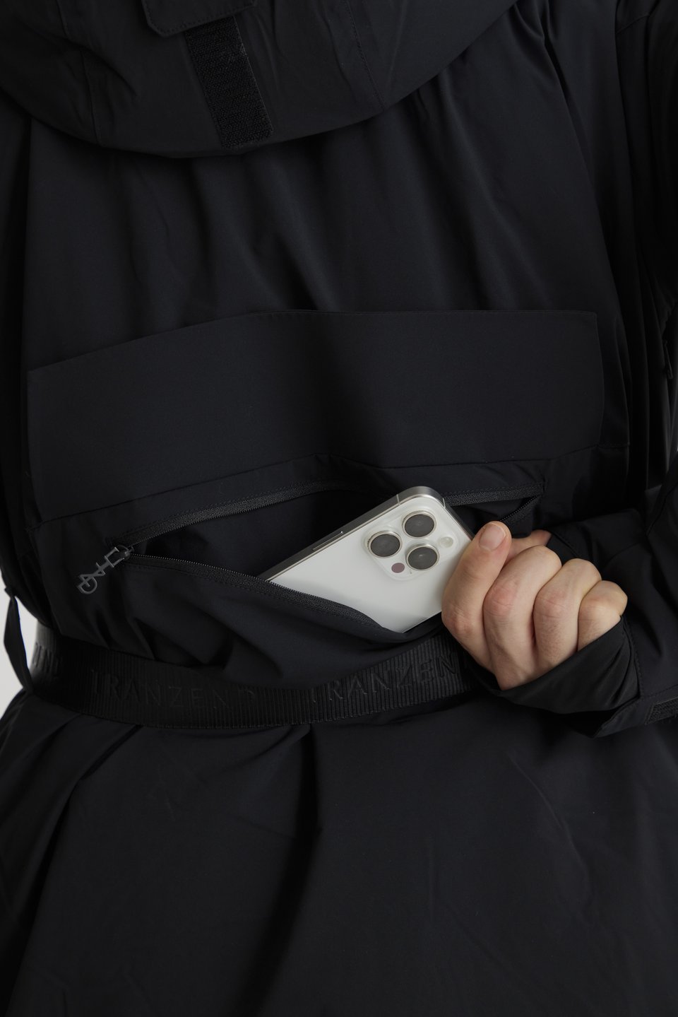 Ultra Coat 3.0 經典黑腰部口袋與收納細節